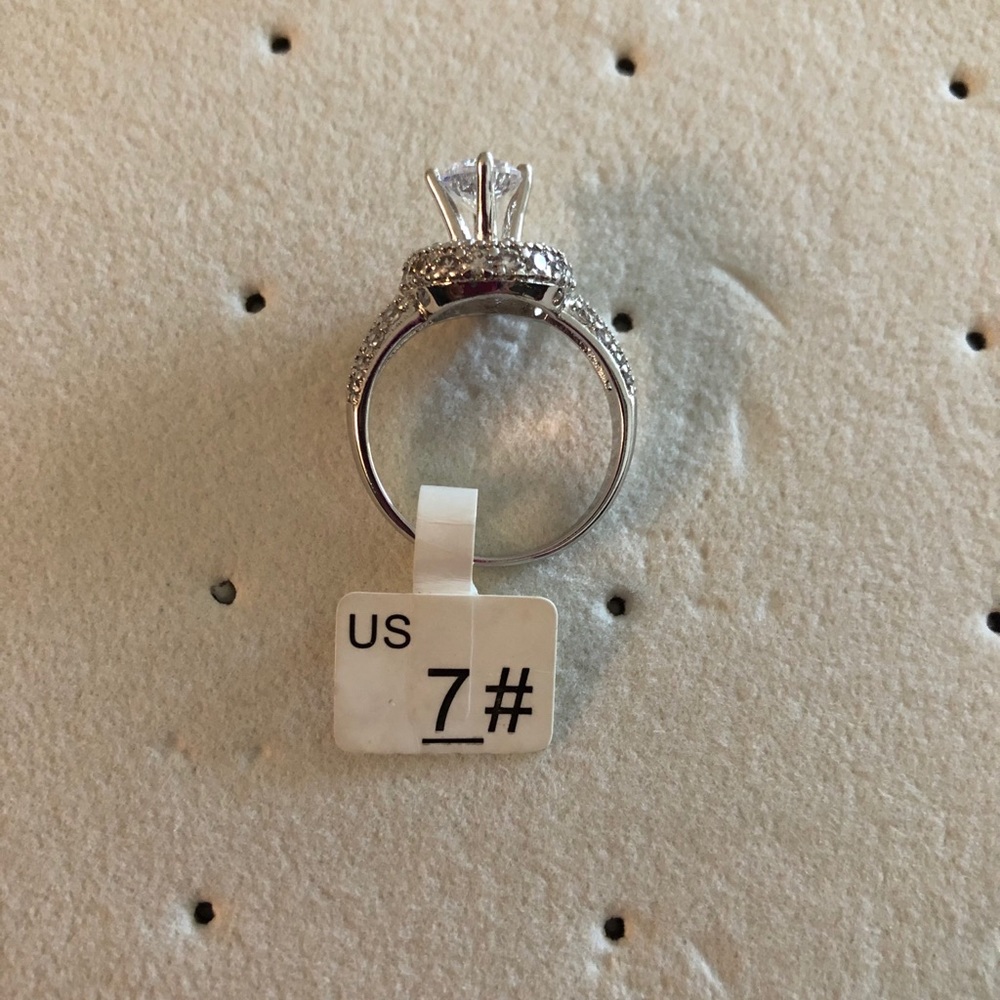 NWT 💍 white gold plated CZ 💍 ring size 7
